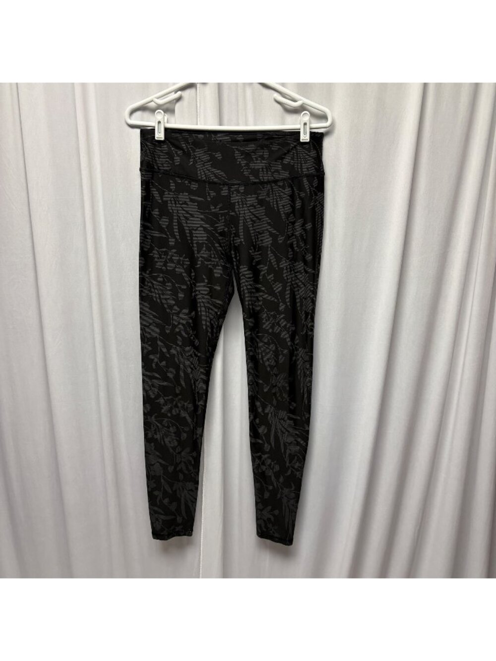Fabletics Womens Black Floral Leggings Sz Medium Athletic Yoga Athleisure Pants